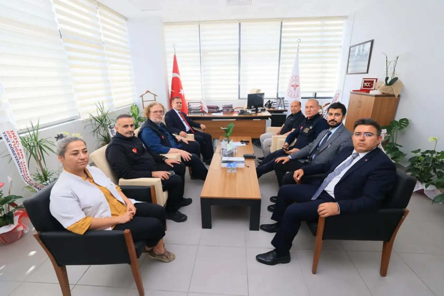 Muğla Valisi Akbıyık, depremde yaralanan vatandaşları hastanede ziyaret etti