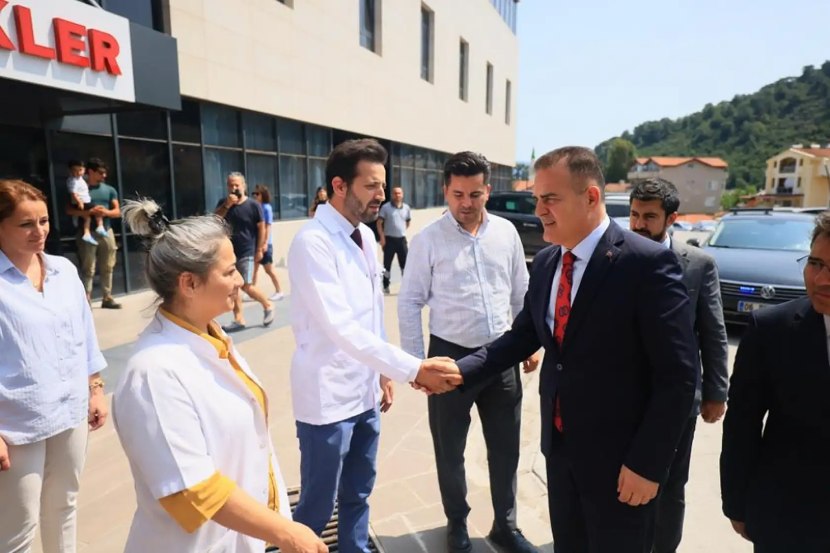 Muğla Valisi Akbıyık, depremde yaralanan vatandaşları hastanede ziyaret etti