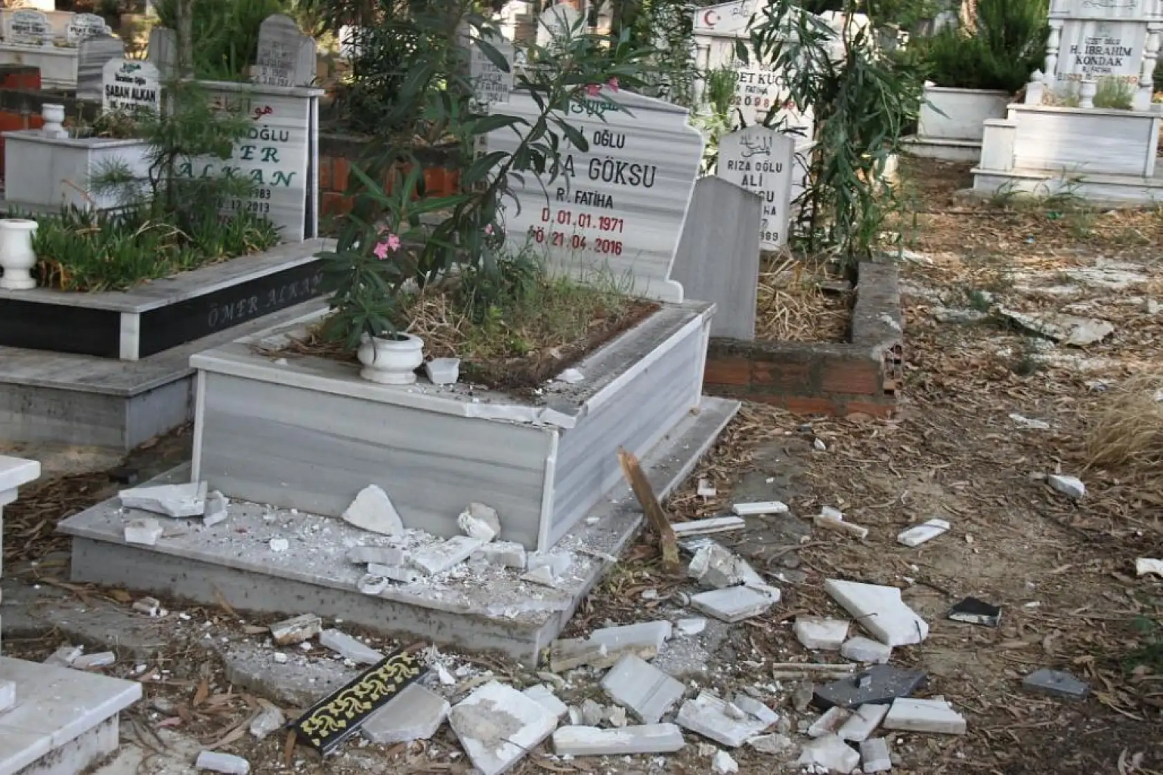 Bayram arifesinde mezarlığa gelen vatandaşlar hayatlarının şokunu yaşadı