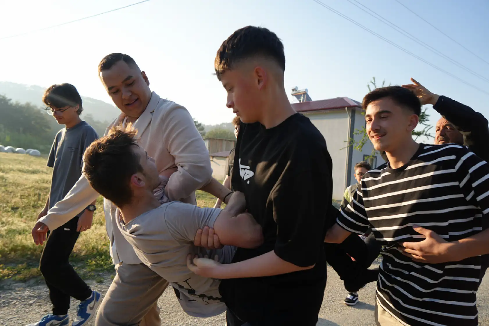 Bayram namazına gelmeyenleri buz gibi suda uyandırıyorlar