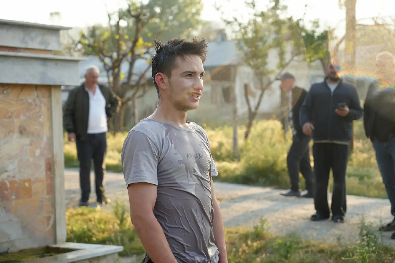 Bayram namazına gelmeyenleri buz gibi suda uyandırıyorlar