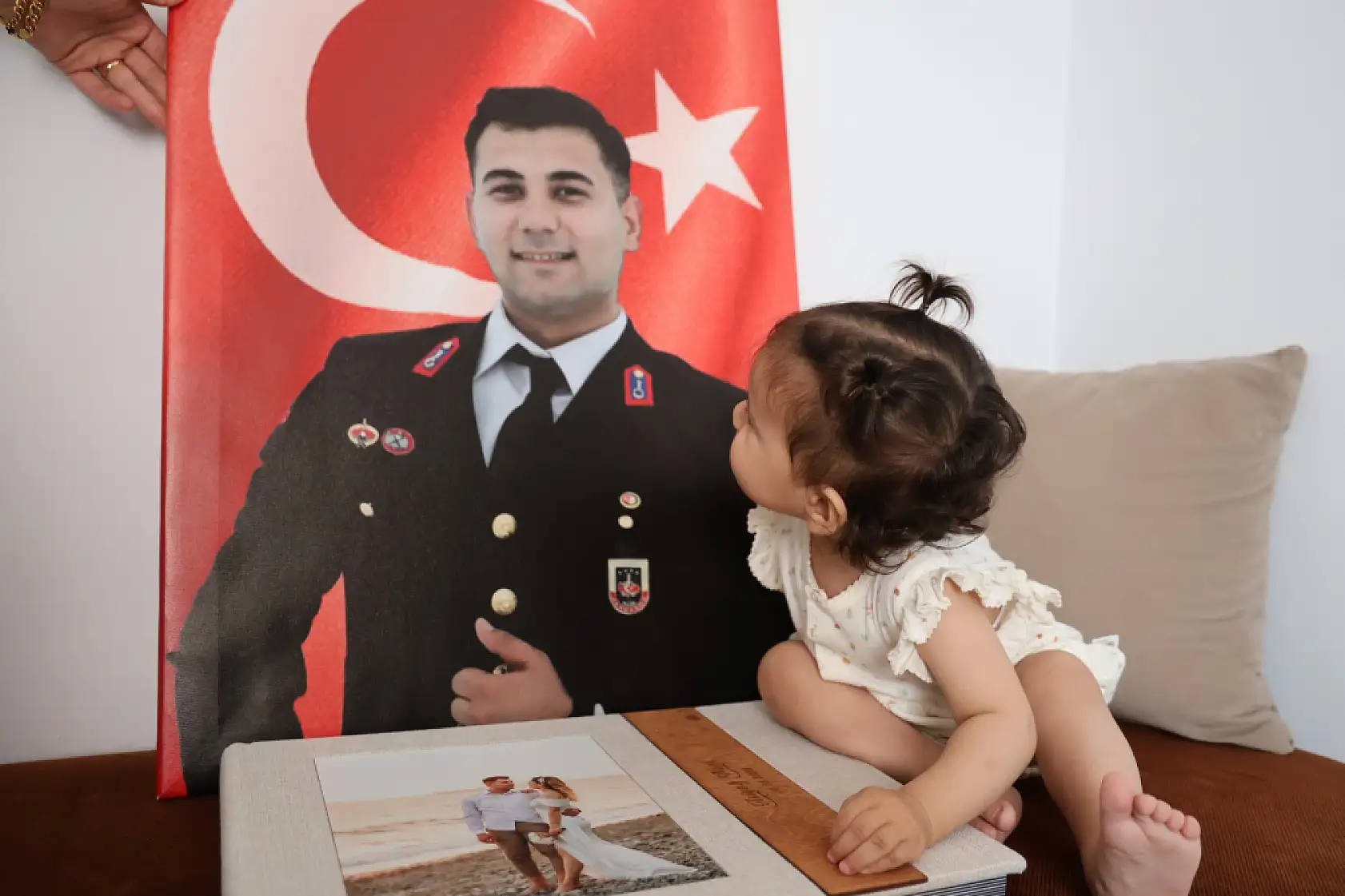 Duygulandıran hikaye: Şehit eşiyle yaptıklarını şimdi 13 aylık kızıyla yapıyor