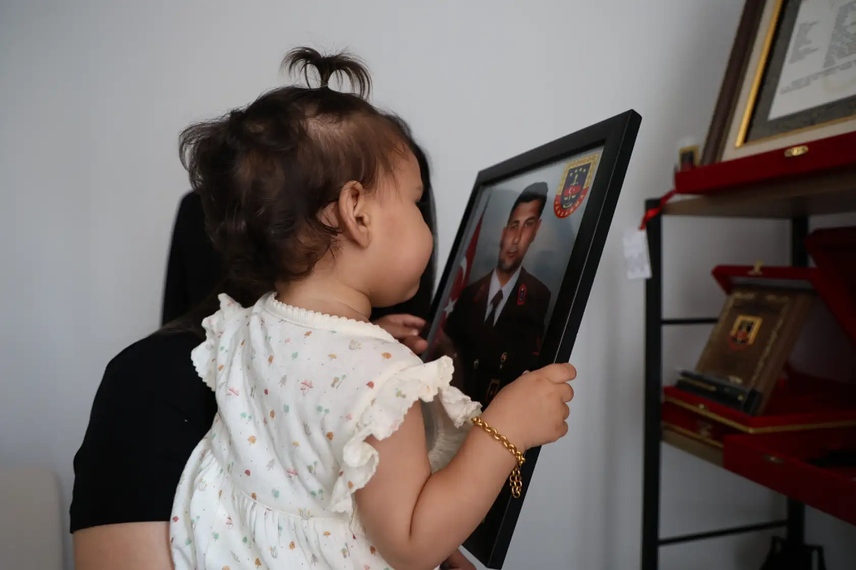 Duygulandıran hikaye: Şehit eşiyle yaptıklarını şimdi 13 aylık kızıyla yapıyor