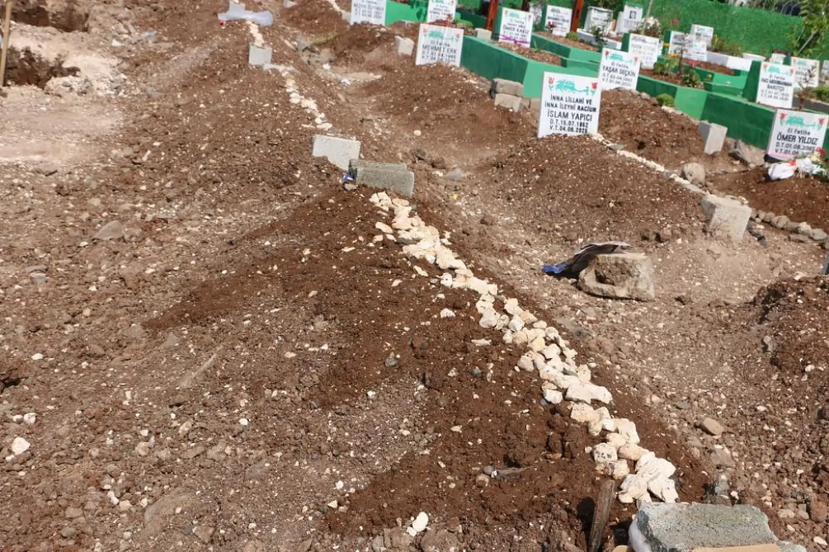 Yangında hayatını kaybeden anne ve 3 çocuğunun mezarı vatandaşlar tarafından ziyaret ediliyor