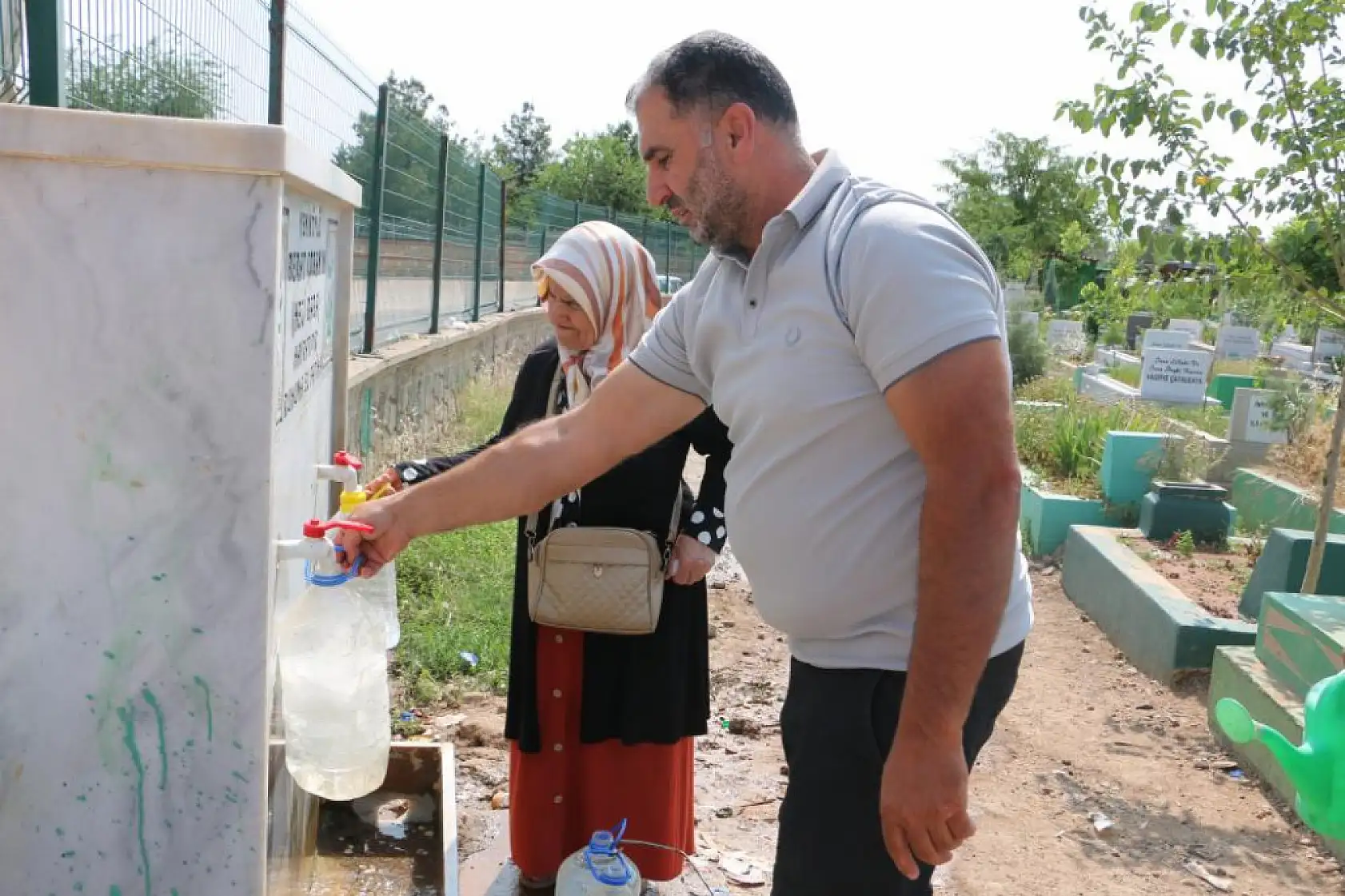 Yangında hayatını kaybeden anne ve 3 çocuğunun mezarı vatandaşlar tarafından ziyaret ediliyor