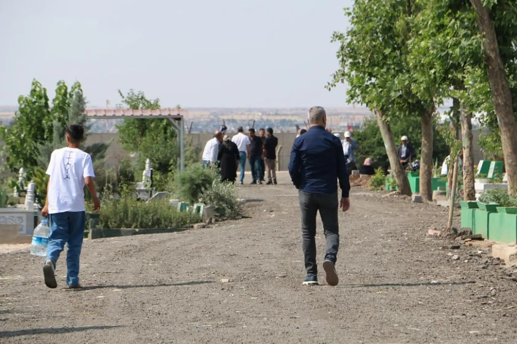 Yangında hayatını kaybeden anne ve 3 çocuğunun mezarı vatandaşlar tarafından ziyaret ediliyor