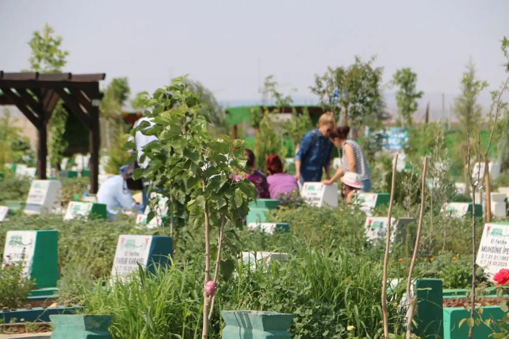 Yangında hayatını kaybeden anne ve 3 çocuğunun mezarı vatandaşlar tarafından ziyaret ediliyor