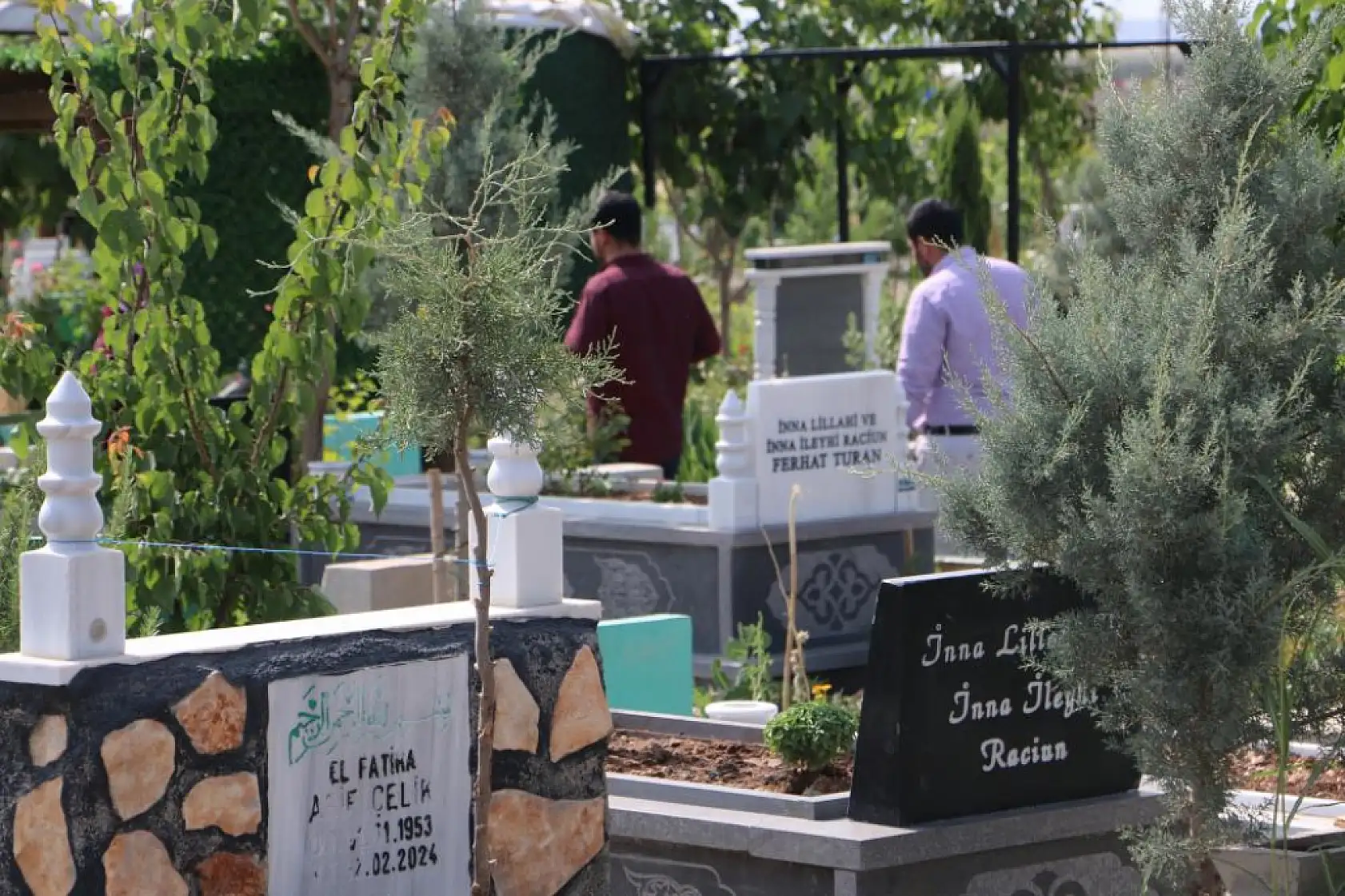 Yangında hayatını kaybeden anne ve 3 çocuğunun mezarı vatandaşlar tarafından ziyaret ediliyor