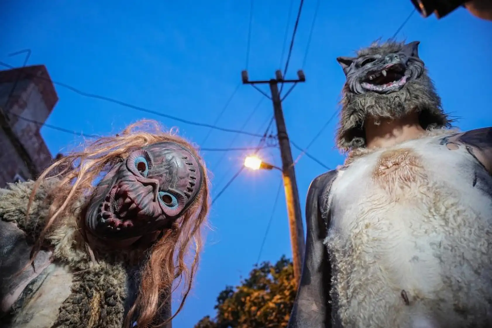 Derilerle donanıp sokaklara çıktılar! 200 yıllık gelenek görenleri şaşkına çevirdi