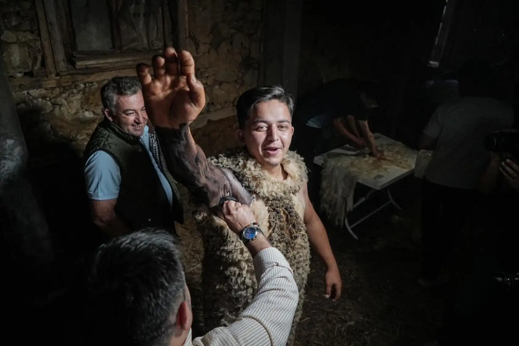 Derilerle donanıp sokaklara çıktılar! 200 yıllık gelenek görenleri şaşkına çevirdi