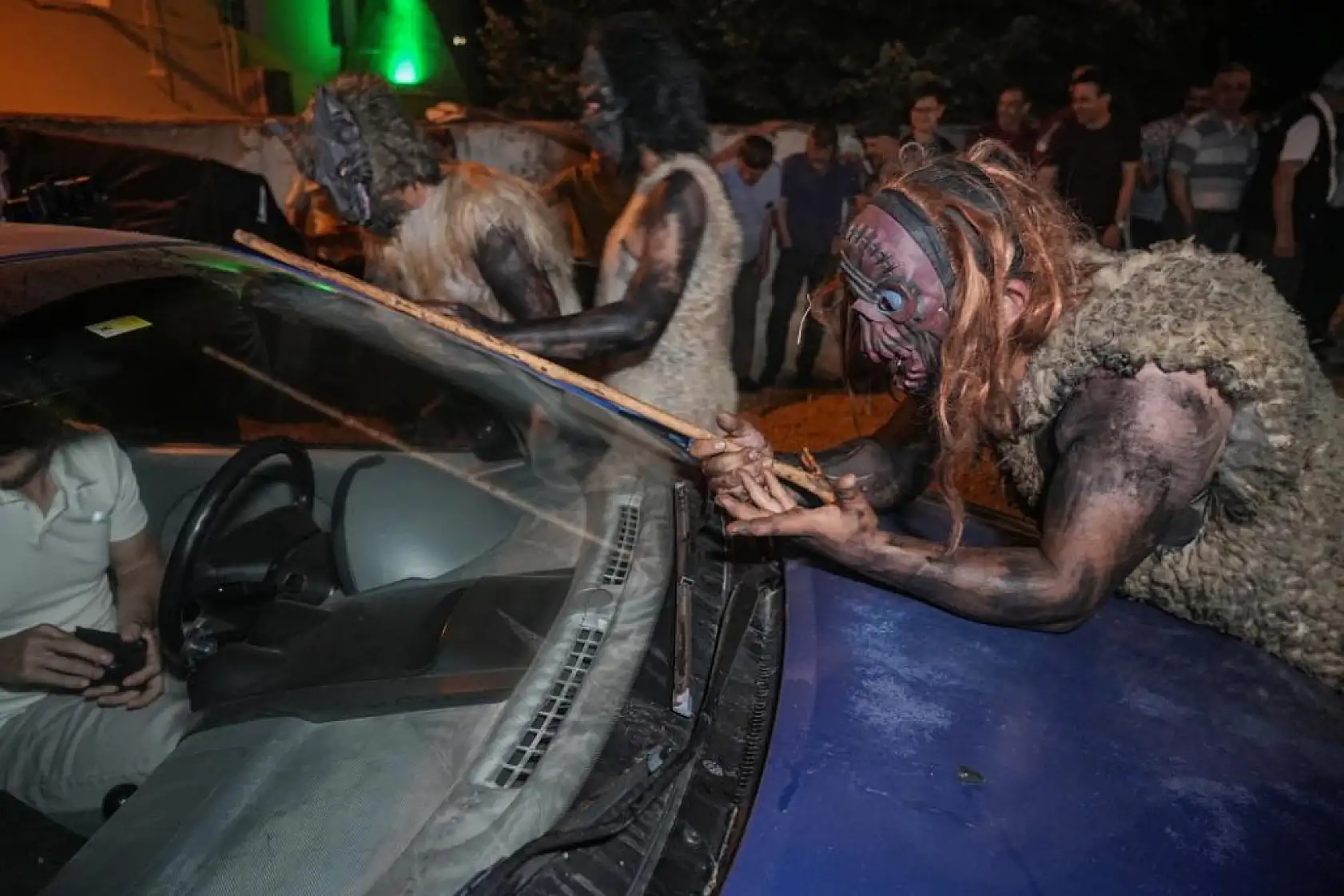 Derilerle donanıp sokaklara çıktılar! 200 yıllık gelenek görenleri şaşkına çevirdi