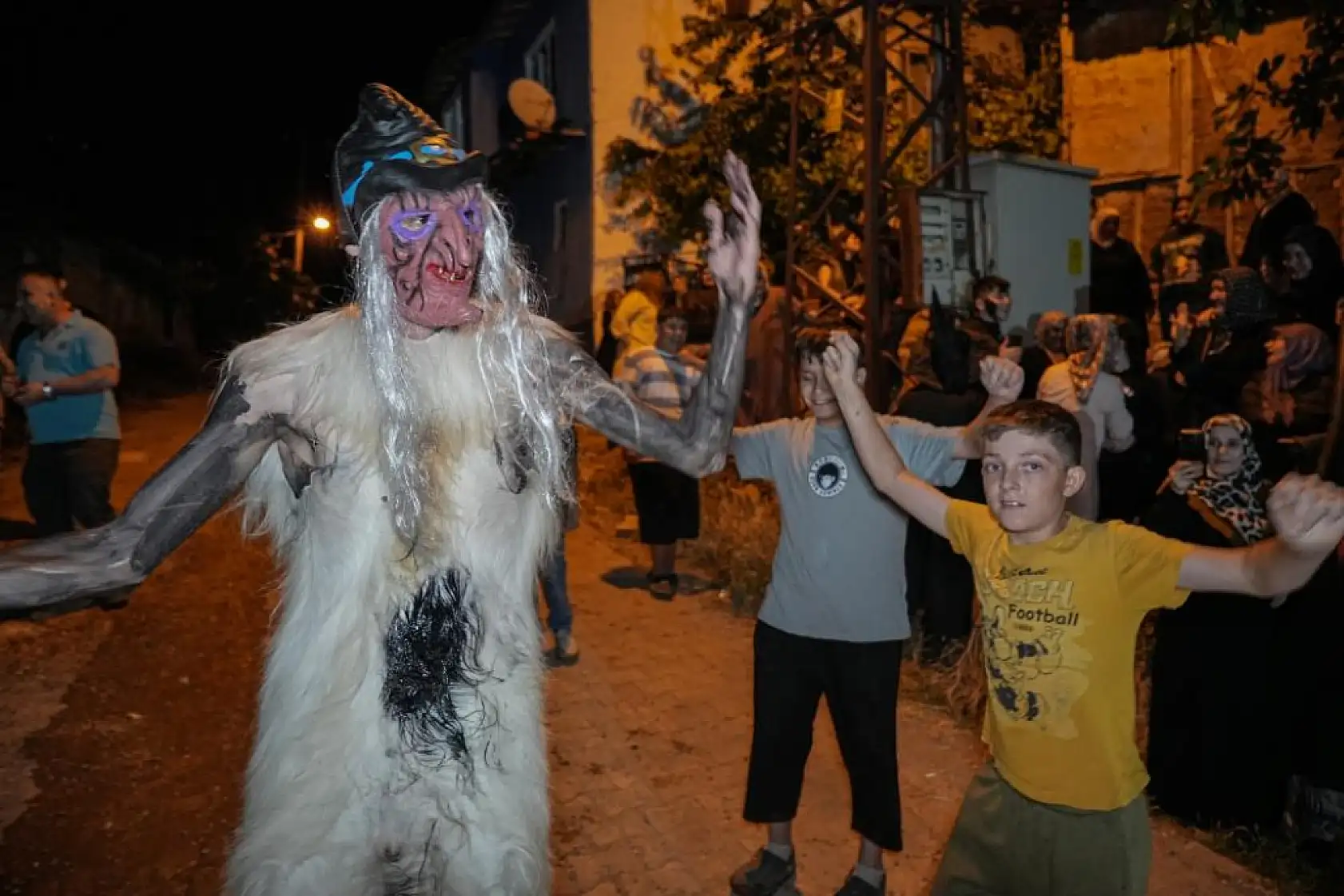 Derilerle donanıp sokaklara çıktılar! 200 yıllık gelenek görenleri şaşkına çevirdi