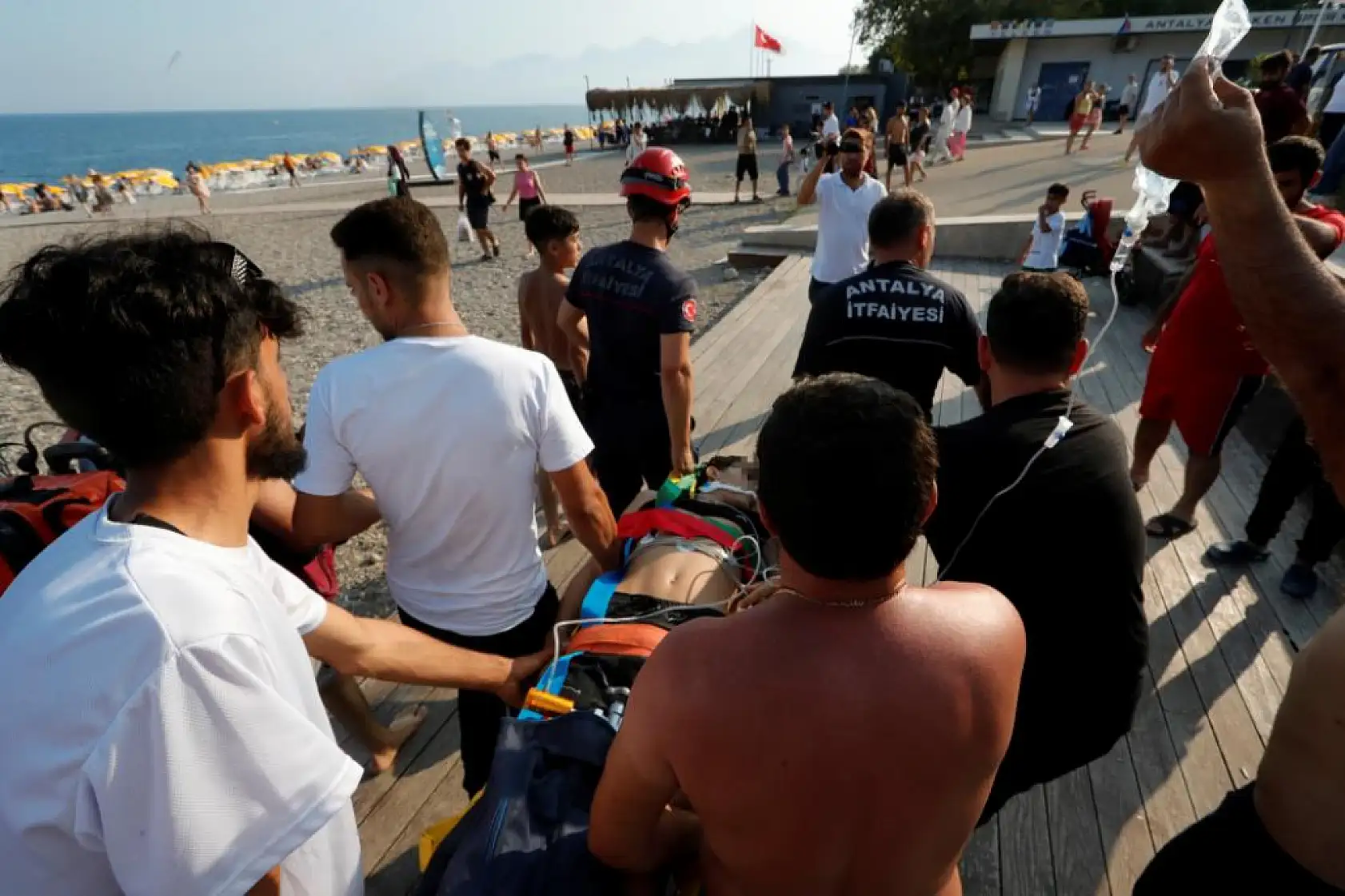 Falezlerden ölümüne atlayış denemesi hastanede bitti, 18 yaşındaki genç ağır yaralandı