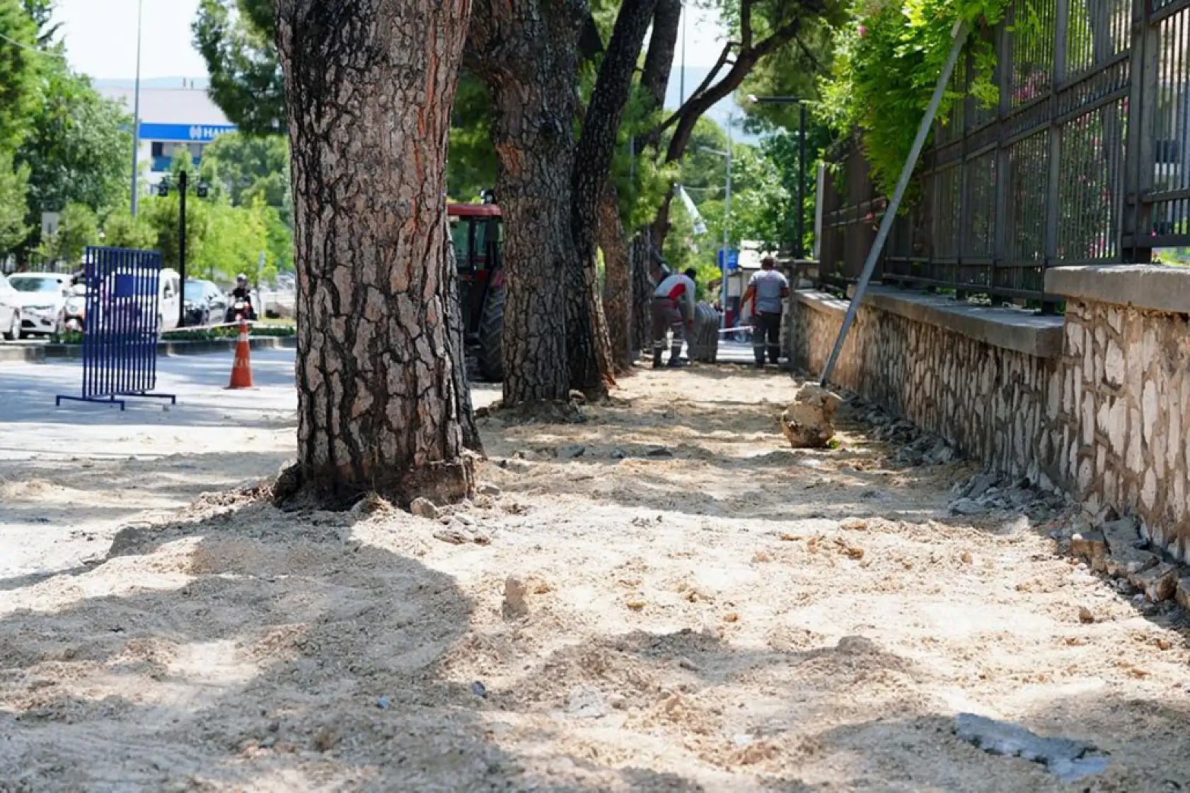 Özer Türk Caddesi'nde kaldırım yenileme çalışmaları başladı
