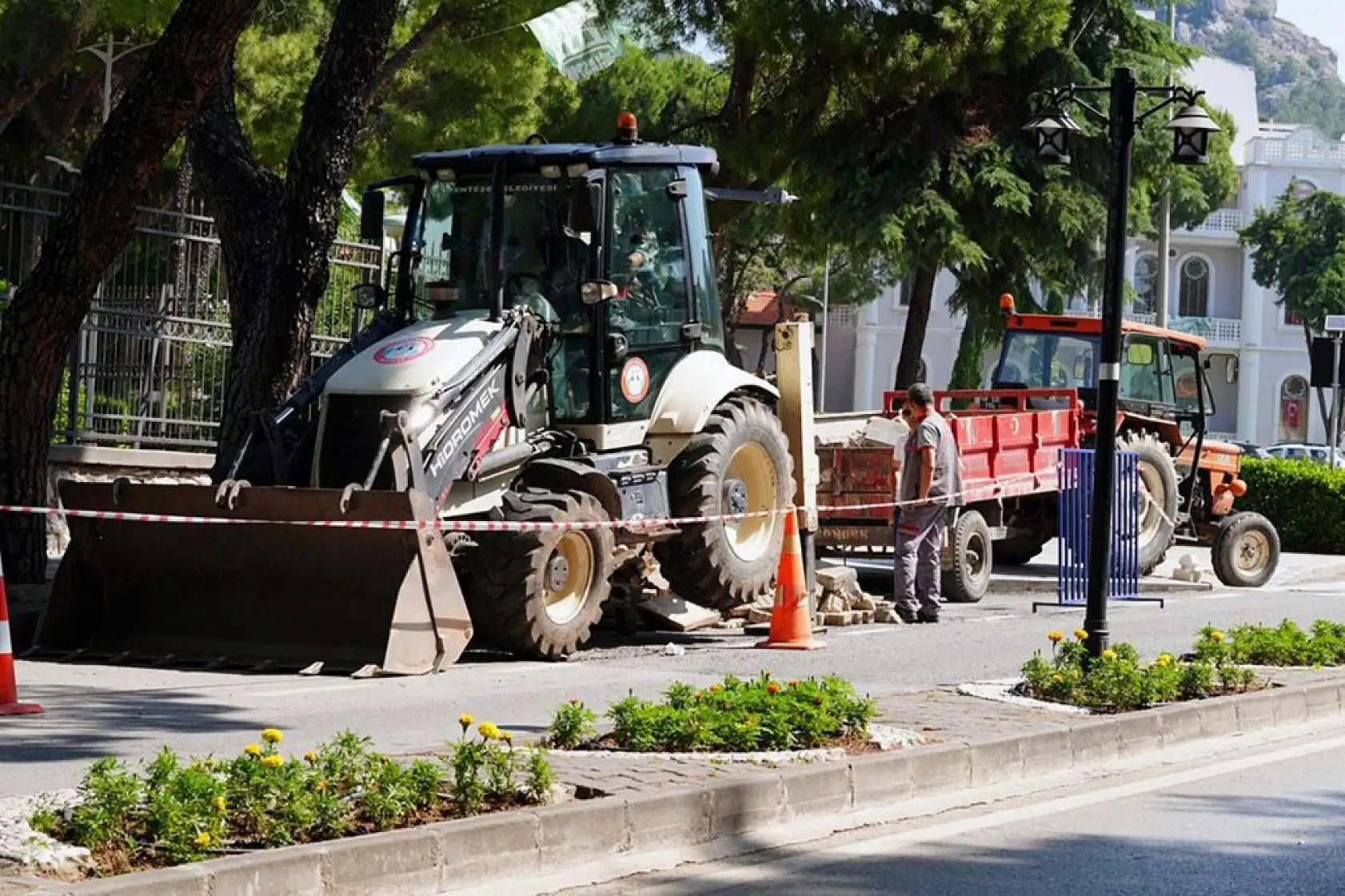 Özer Türk Caddesi'nde kaldırım yenileme çalışmaları başladı