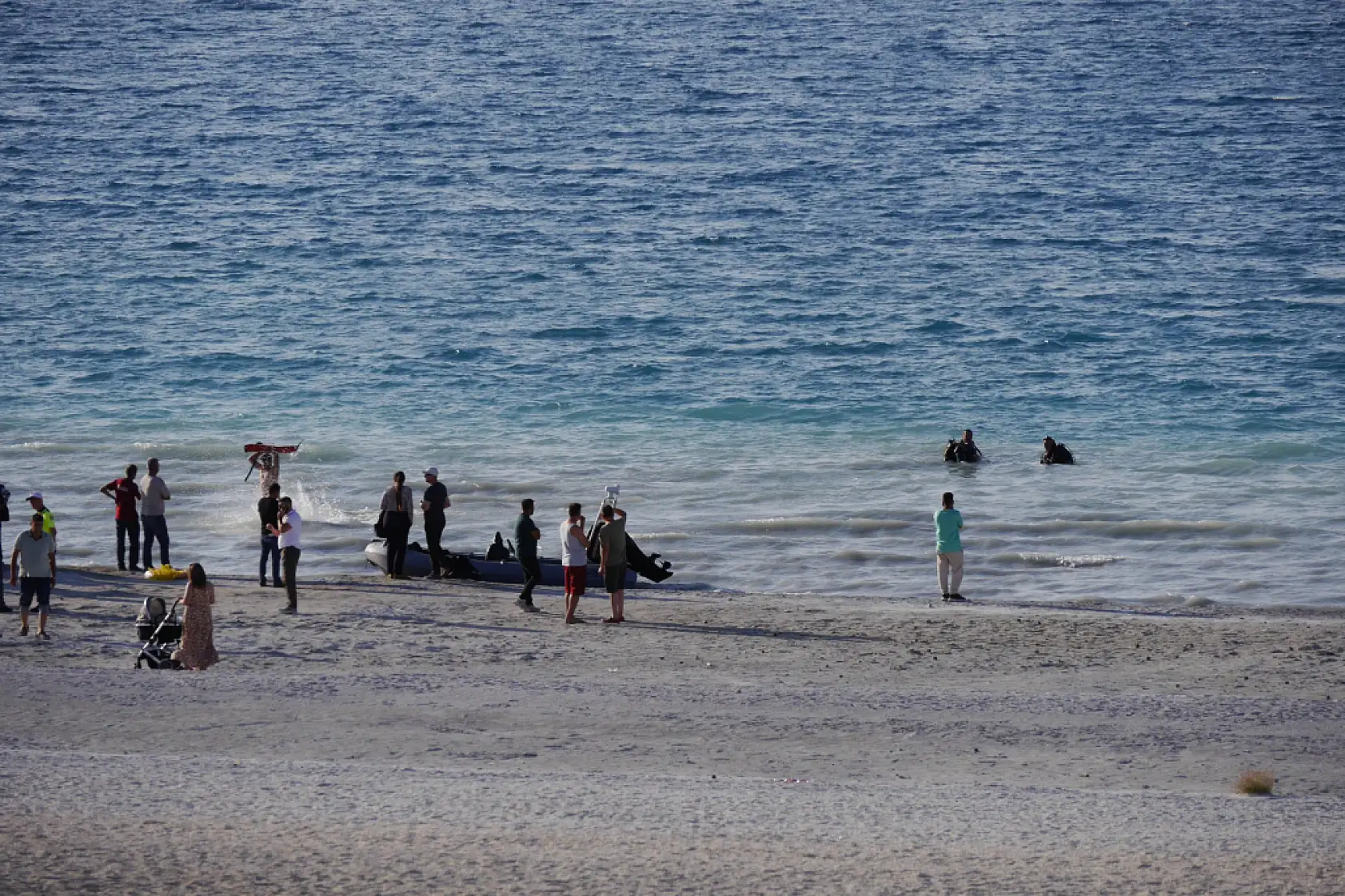 Salda Gölü'ne giren baba ve oğul boğuldu, kızı vatandaşlar kurtardı