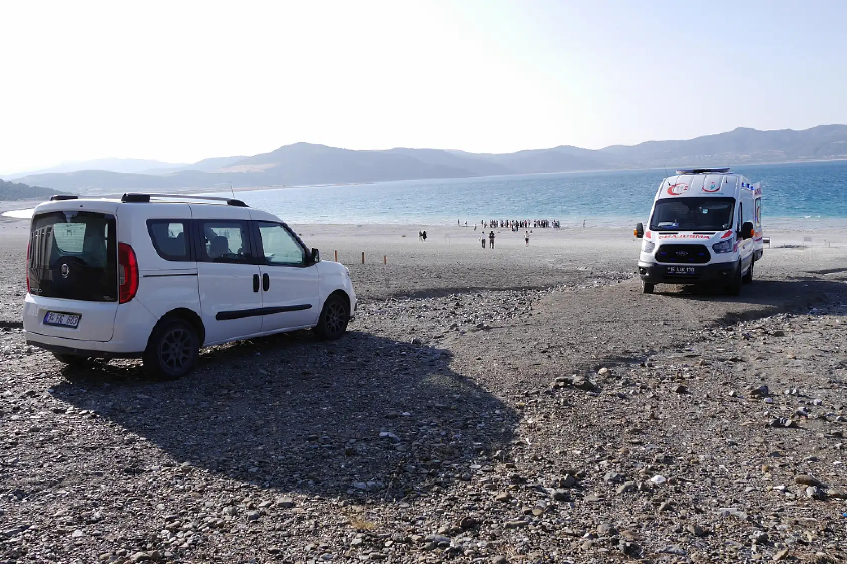 Salda Gölü'ne giren baba ve oğul boğuldu, kızı vatandaşlar kurtardı