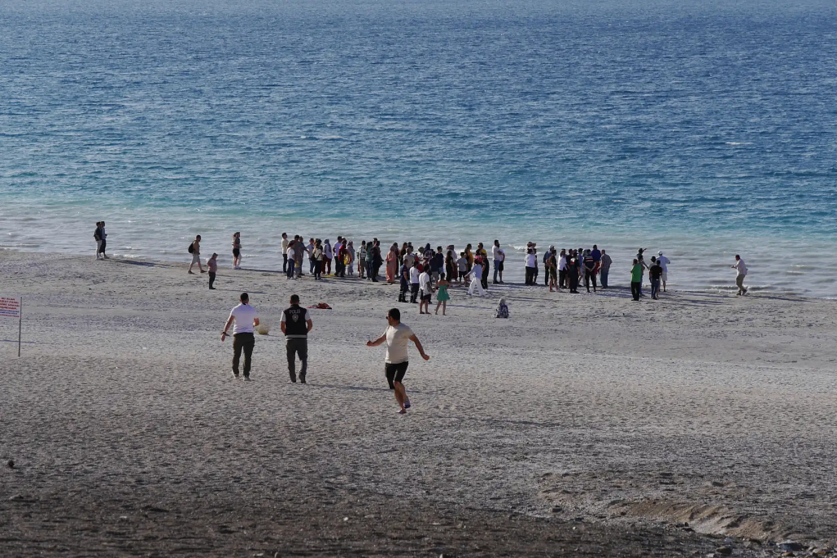 Salda Gölü'ne giren baba ve oğul boğuldu, kızı vatandaşlar kurtardı