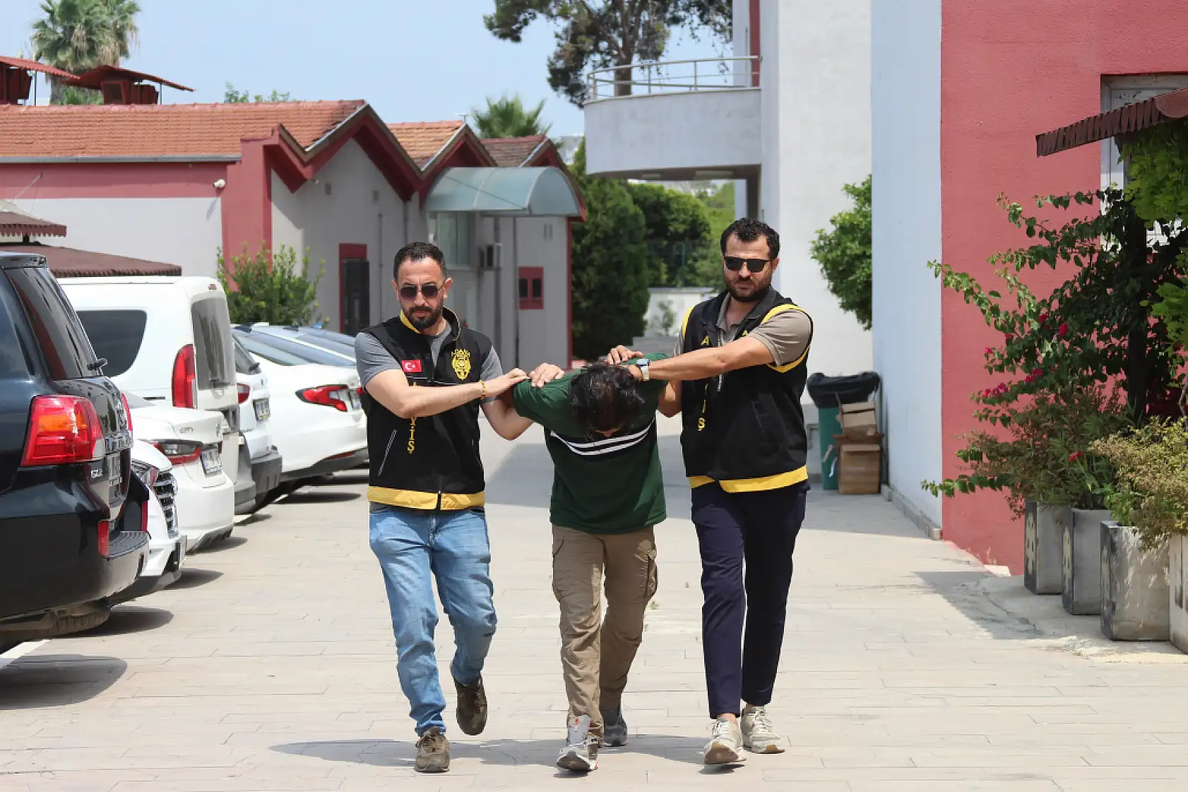 Adli kontrolle serbest kalmıştı, yeni görüntüleri çıktı: Yaşlı adamı da sopayla dövmüş