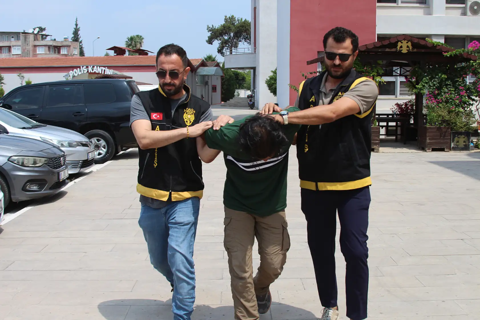 Adli kontrolle serbest kalmıştı, yeni görüntüleri çıktı: Yaşlı adamı da sopayla dövmüş