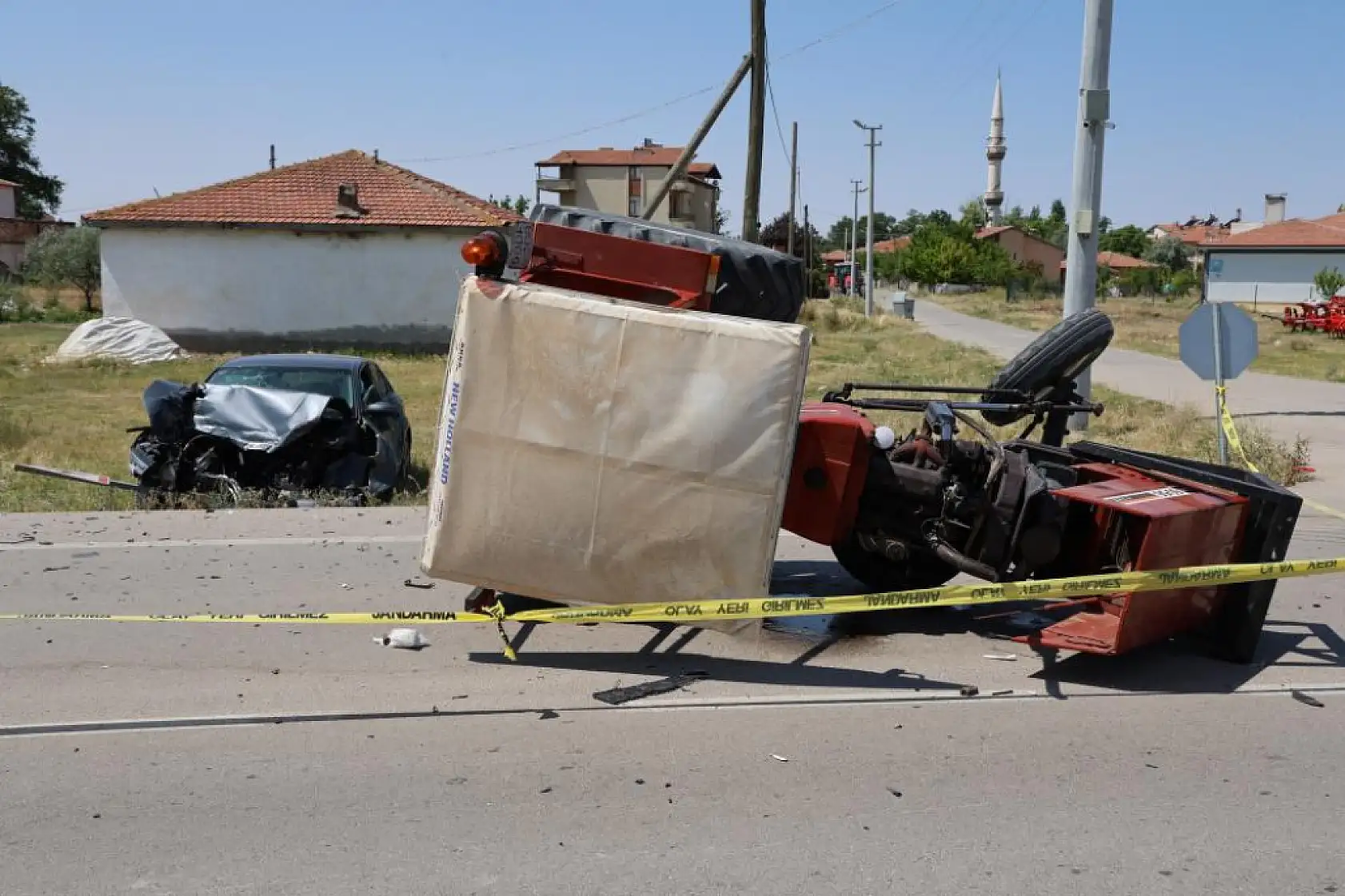 Traktör ile otomobil çarpıştı: 4 yaralı