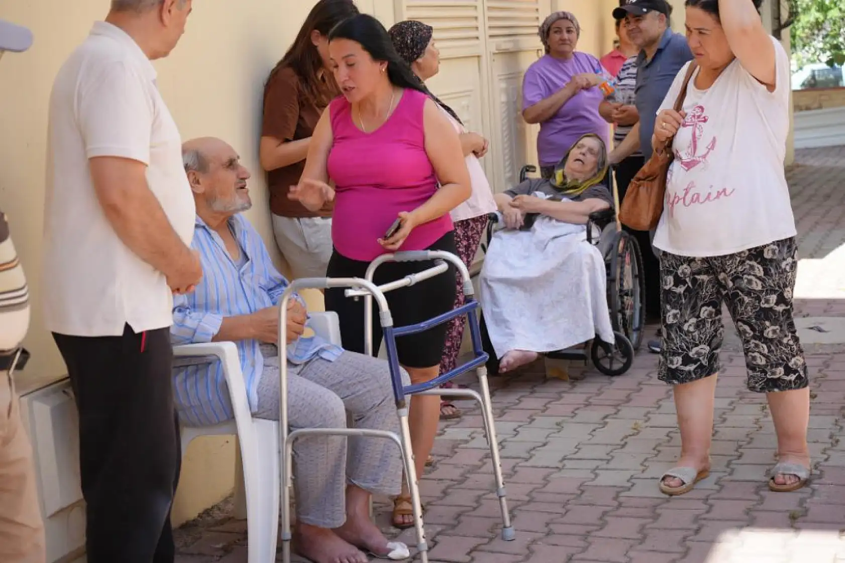 5 katlı binada yangın: Üst kat alev aldı, alt katta yaşlı çift mahsur kaldı