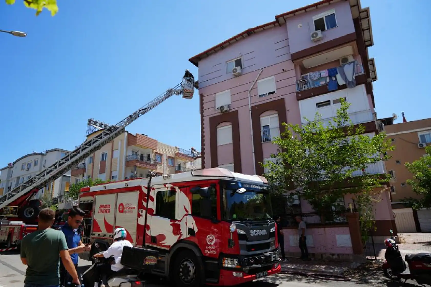 5 katlı binada yangın: Üst kat alev aldı, alt katta yaşlı çift mahsur kaldı
