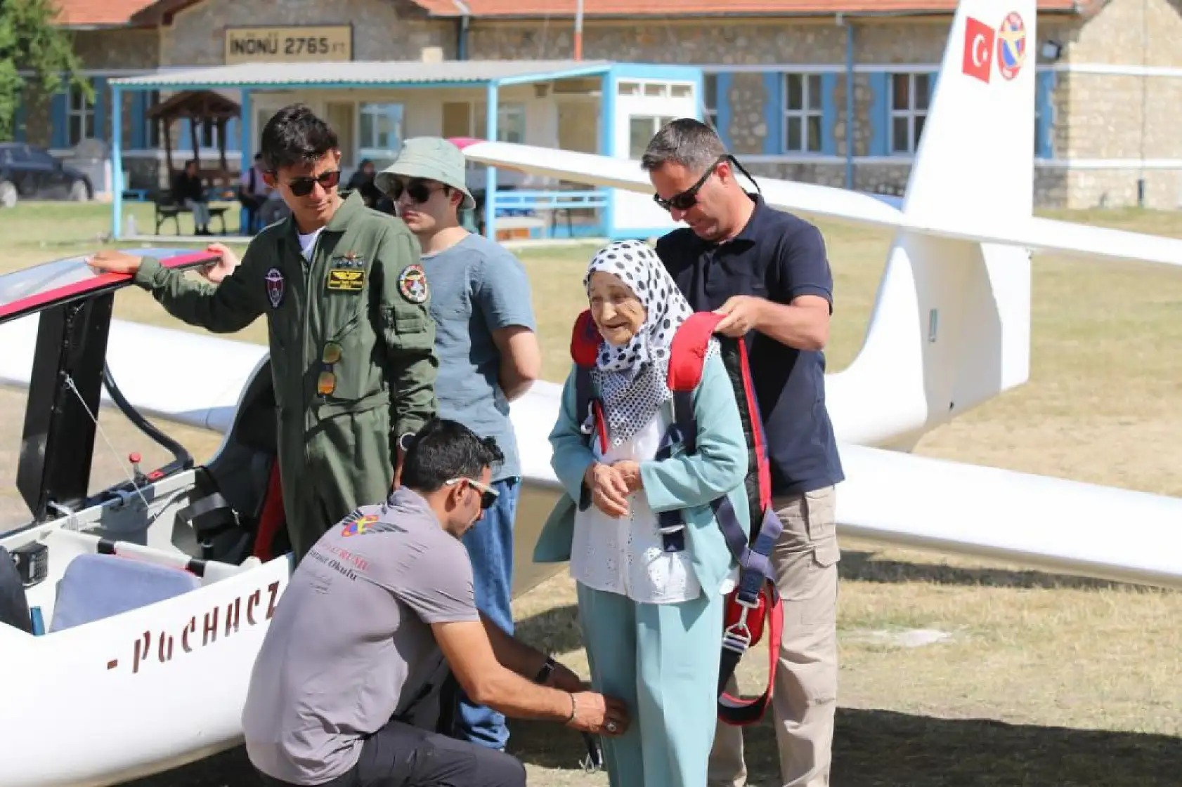 83 yaşındaki kadının huzurevinde kurduğu 'uçma' hayali kokpitte 700 metreye çıkarak gerçek oldu