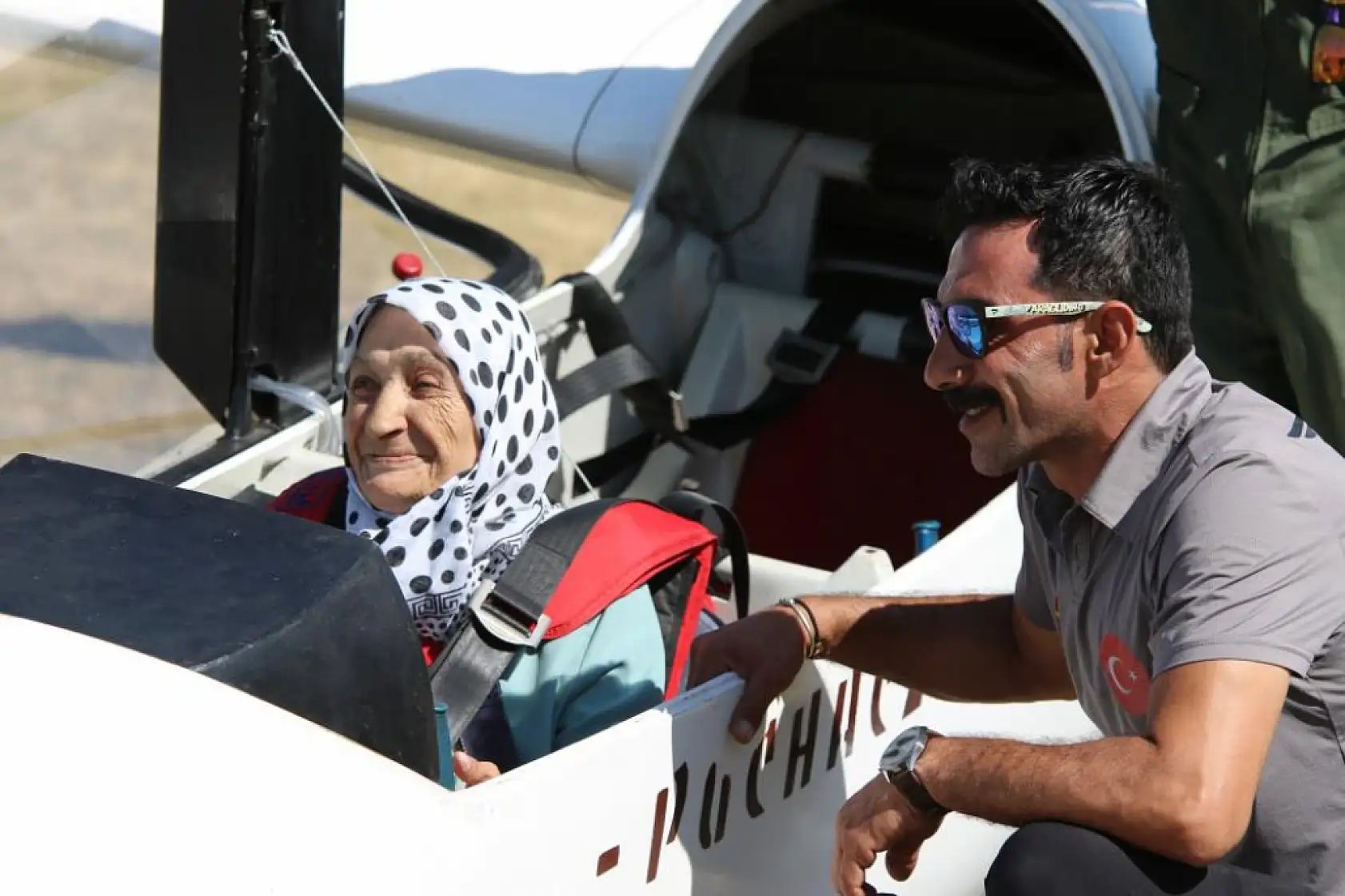 83 yaşındaki kadının huzurevinde kurduğu 'uçma' hayali kokpitte 700 metreye çıkarak gerçek oldu