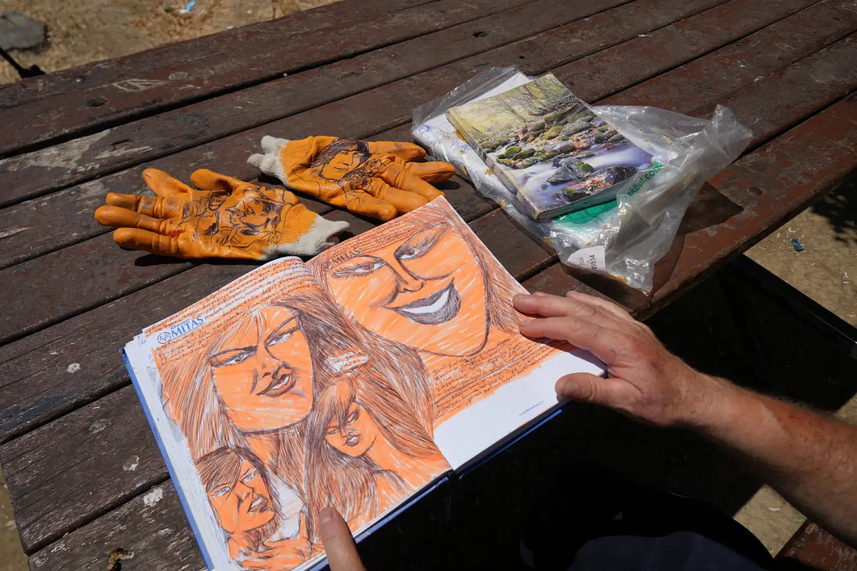 Temizlik işçisinin sıra dışı yeteneği: Güneşi kalem gibi kullanıyor