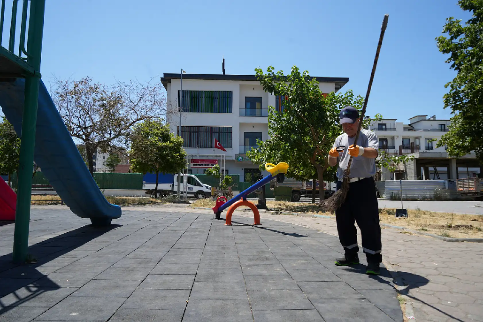 Temizlik işçisinin sıra dışı yeteneği: Güneşi kalem gibi kullanıyor