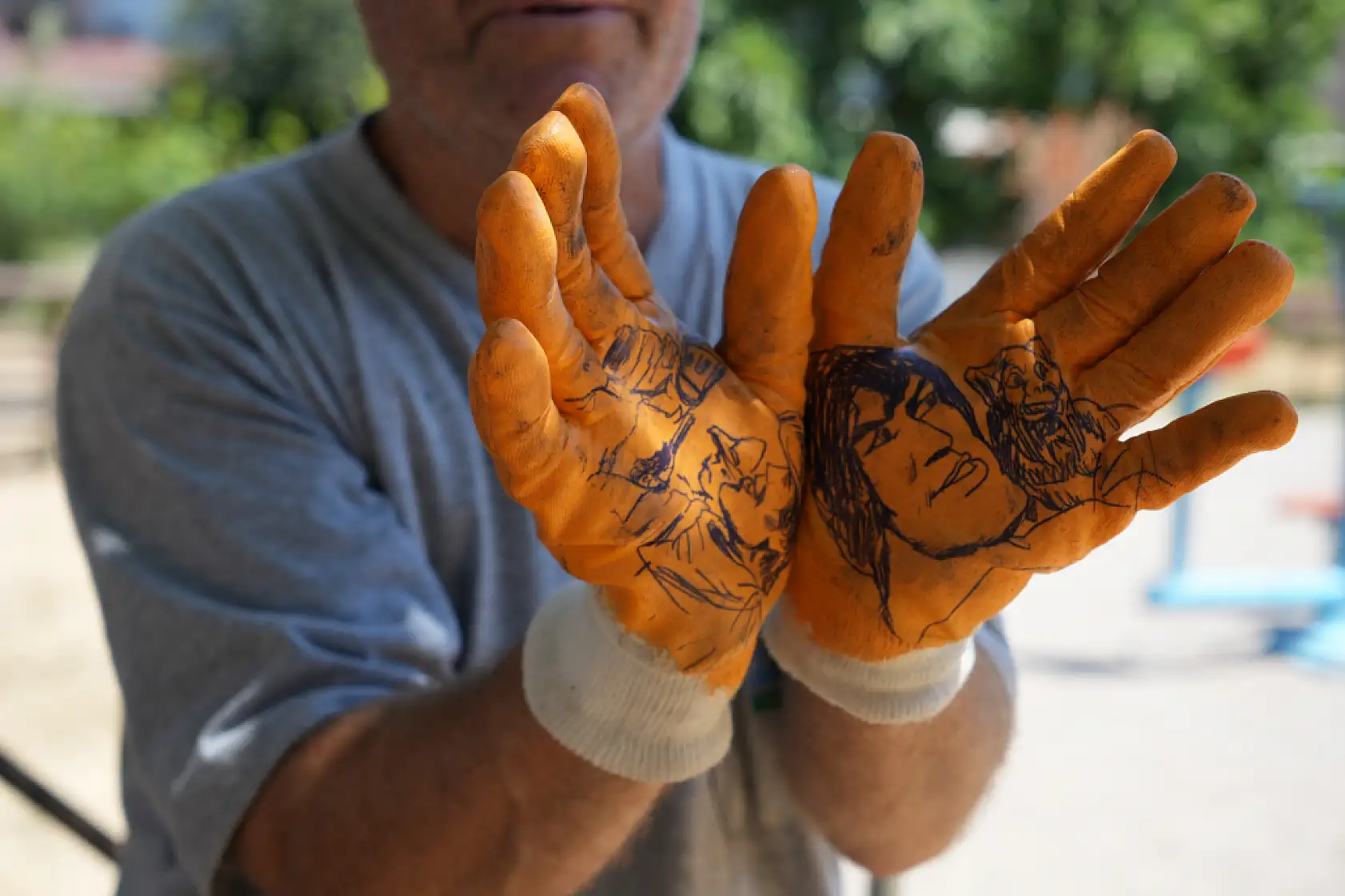 Temizlik işçisinin sıra dışı yeteneği: Güneşi kalem gibi kullanıyor