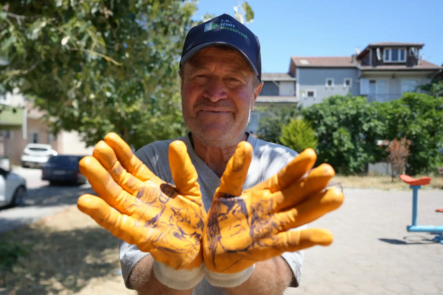 Temizlik işçisinin sıra dışı yeteneği: Güneşi kalem gibi kullanıyor