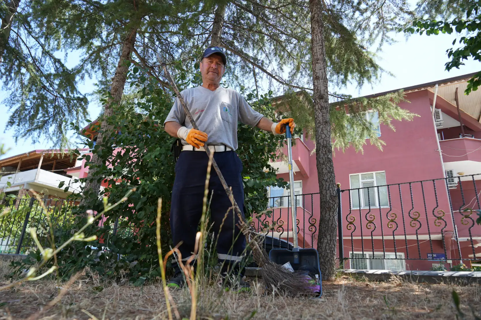 Temizlik işçisinin sıra dışı yeteneği: Güneşi kalem gibi kullanıyor