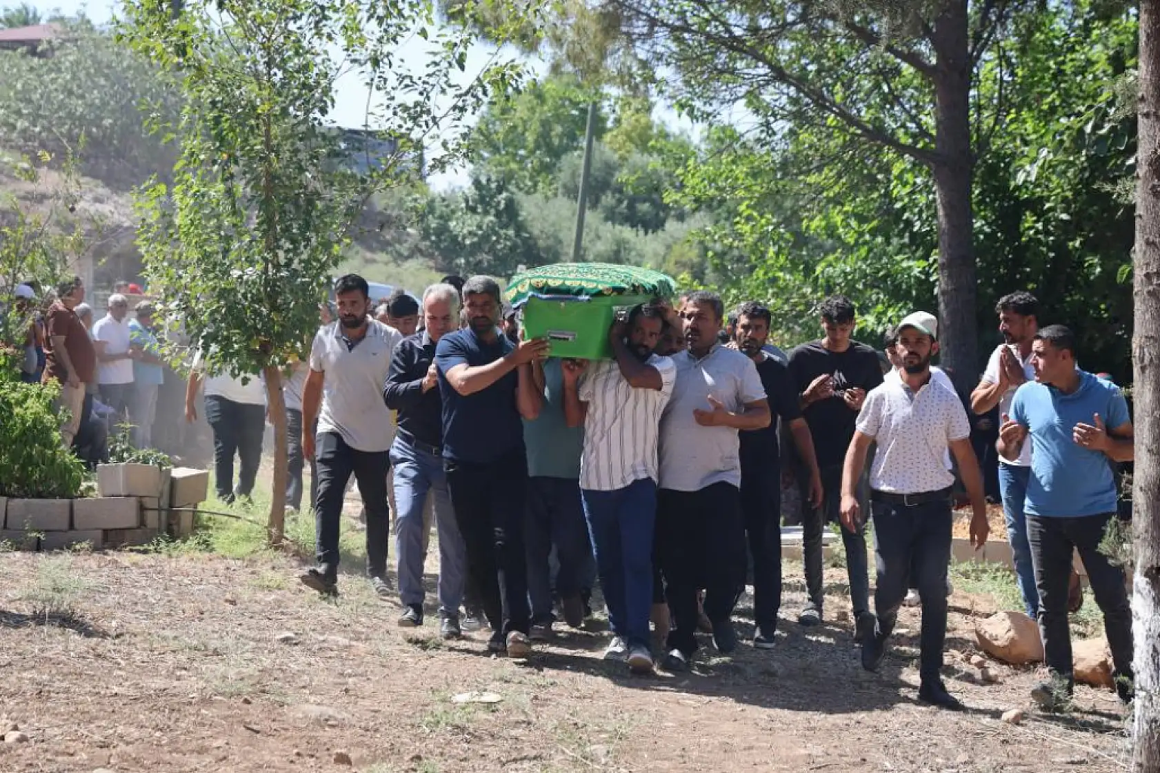 Ablasının düğünü için memleketine gelen 22 yaşındaki genç kalp krizi geçirerek öldü