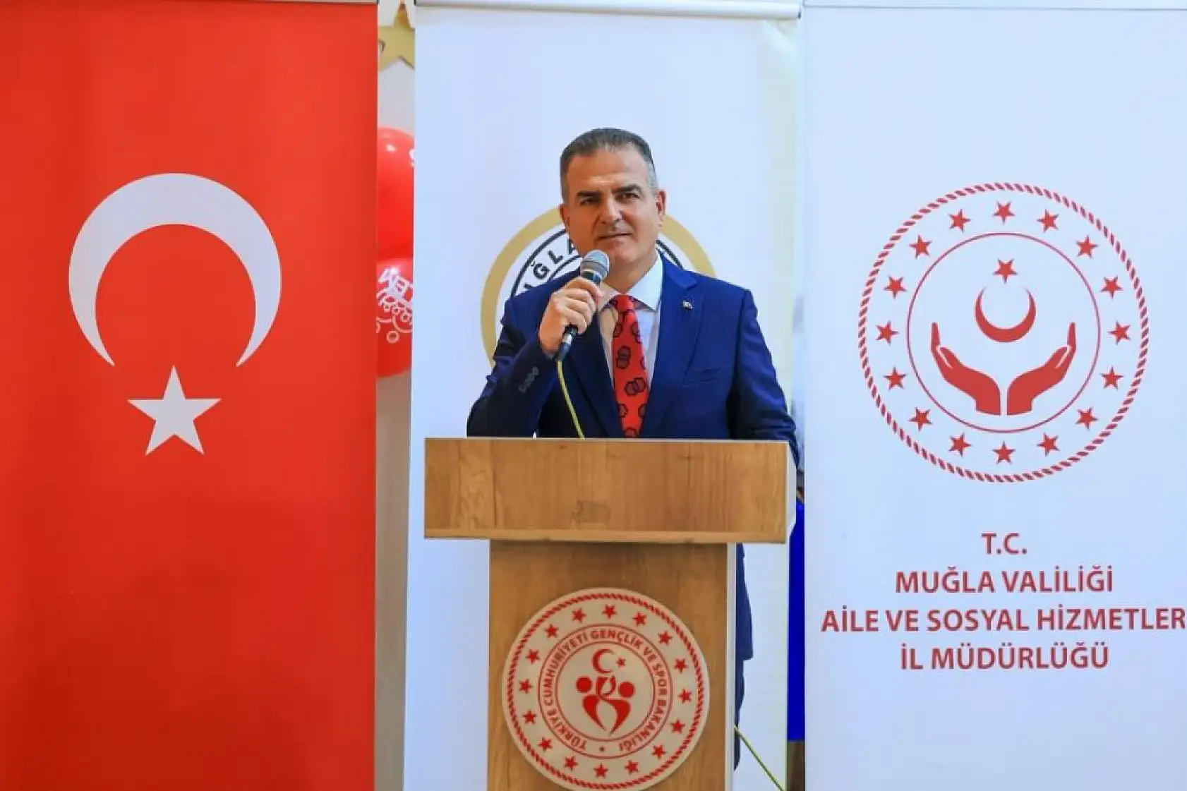 Vali Akbıyık, koruyucu aile Günü'nde Yatağan'da ailelerle buluştu