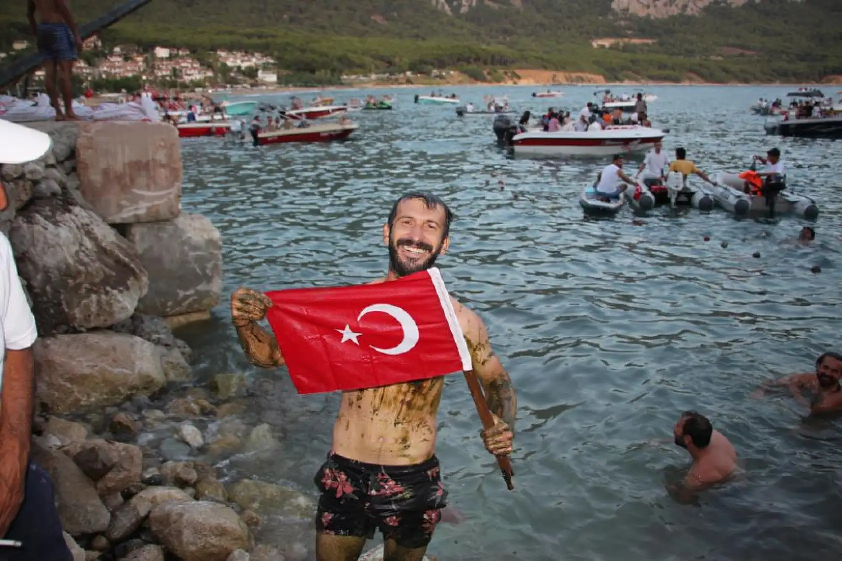10 bin lira ödül için yağlı direğe tırmanan yarışmacılar hastanelik oldu