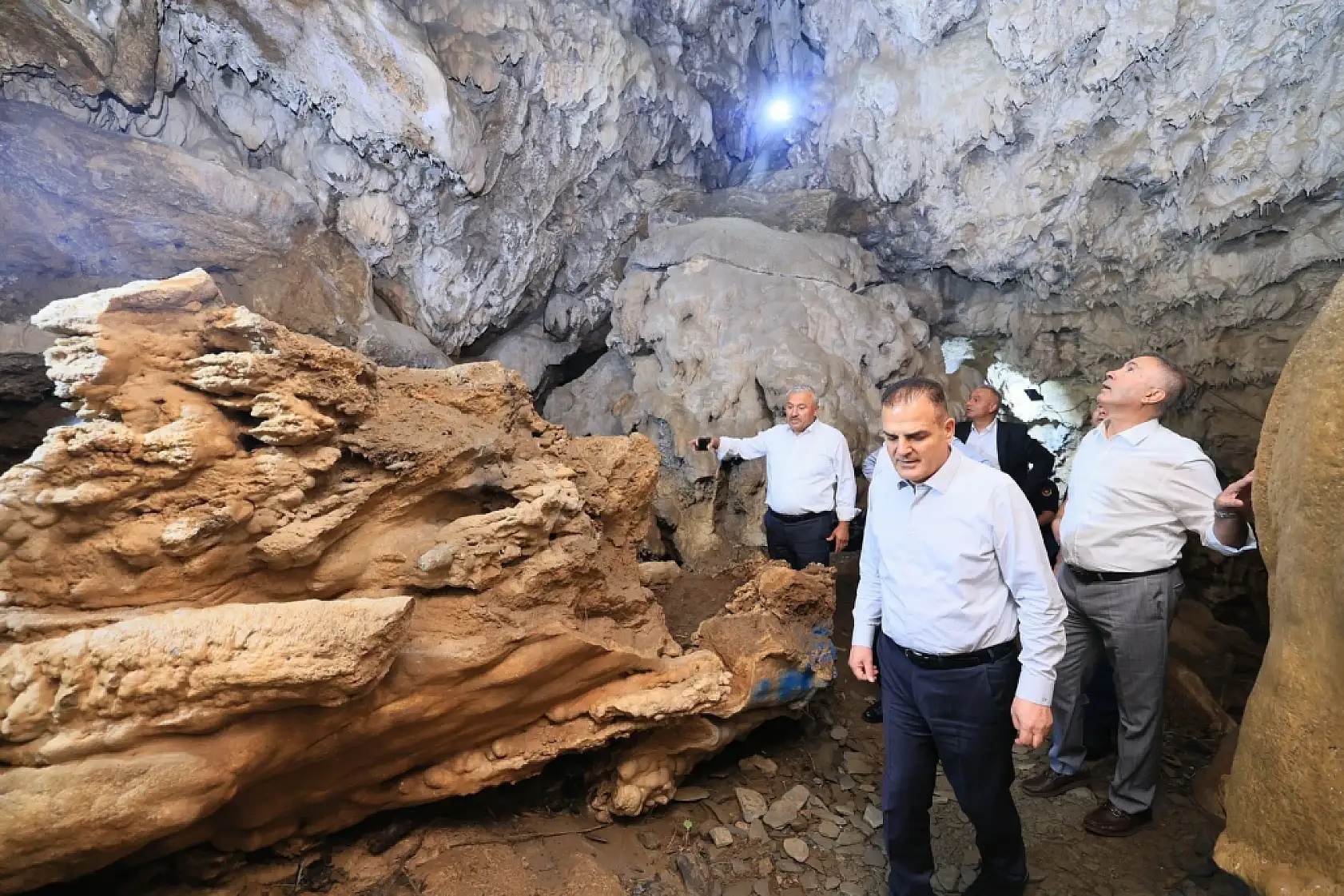 Vali Akbıyık, Yerküpe Mağarası ve Mesire Alanı'nda incelemelerde bulundu