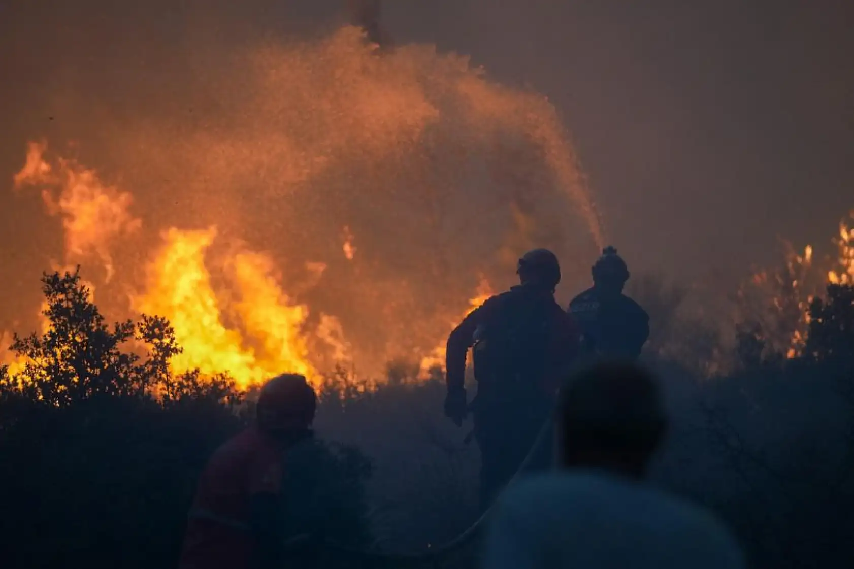 İzmir Çeşme ve Ödemiş'te orman yangınları devam ediyor