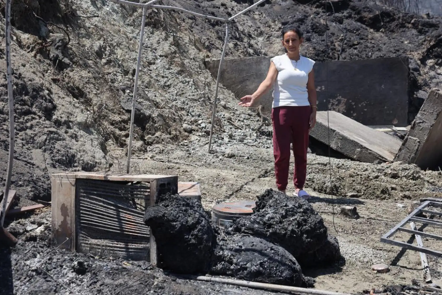 Depremde evi yıkılan kadının yeni yuvası için aldığı eşyalar yangında kül oldu