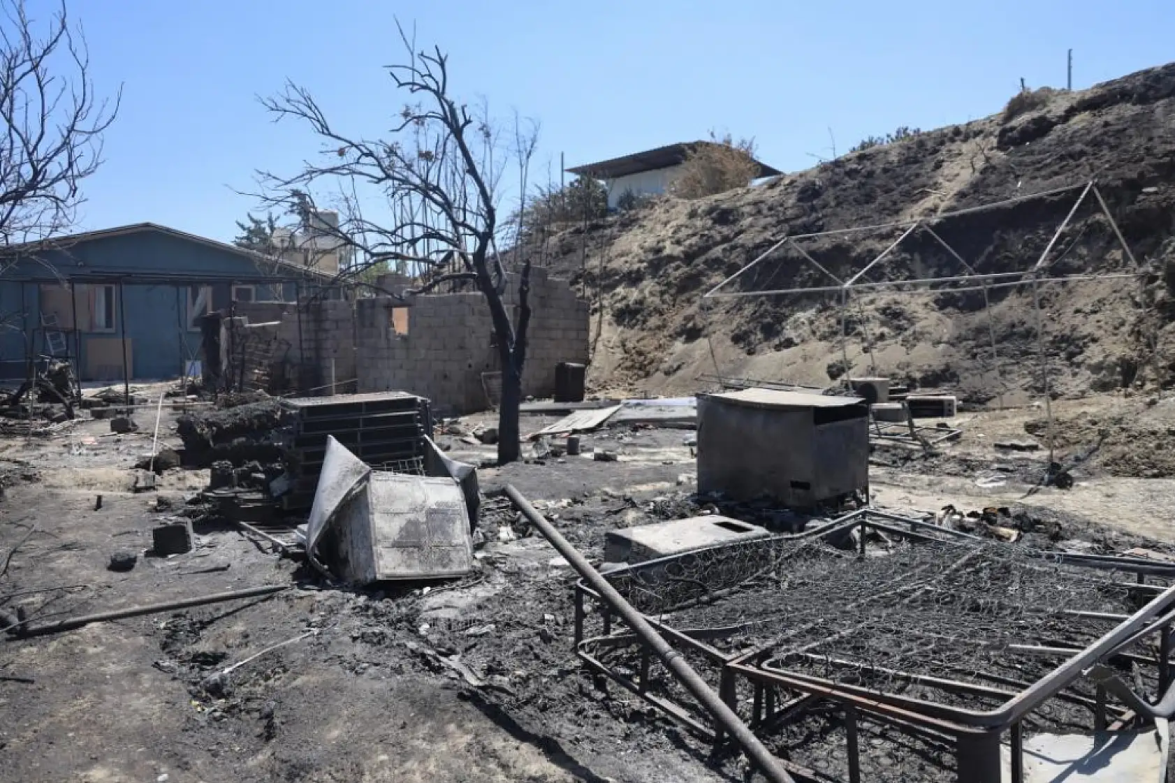 Depremde evi yıkılan kadının yeni yuvası için aldığı eşyalar yangında kül oldu