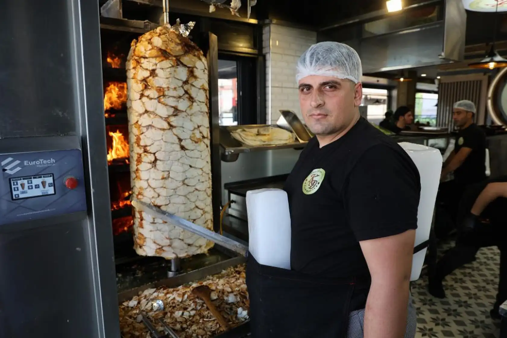 Dönercilerden Adana usulü serinleme: Vücutlarına kalıp buz koyuyorlar