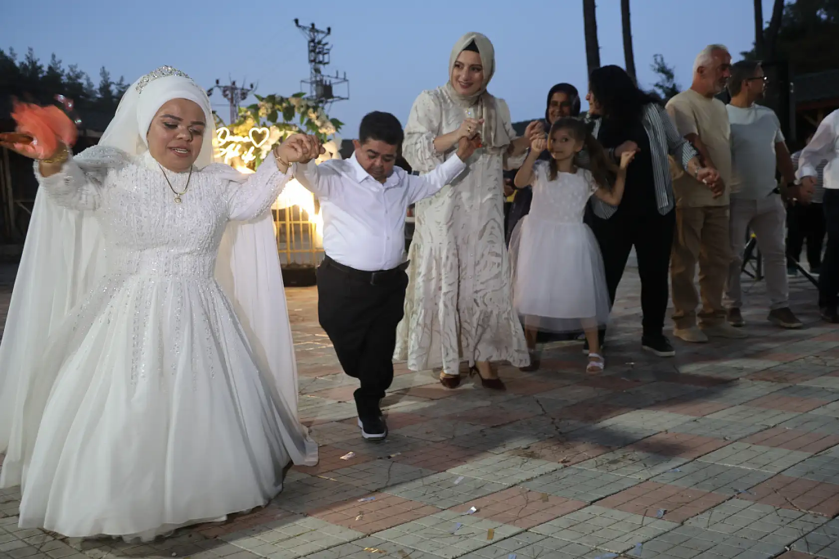 Cüce çift yarım kalan aşklarında 21 yıl sonra mutlu sona ulaştı