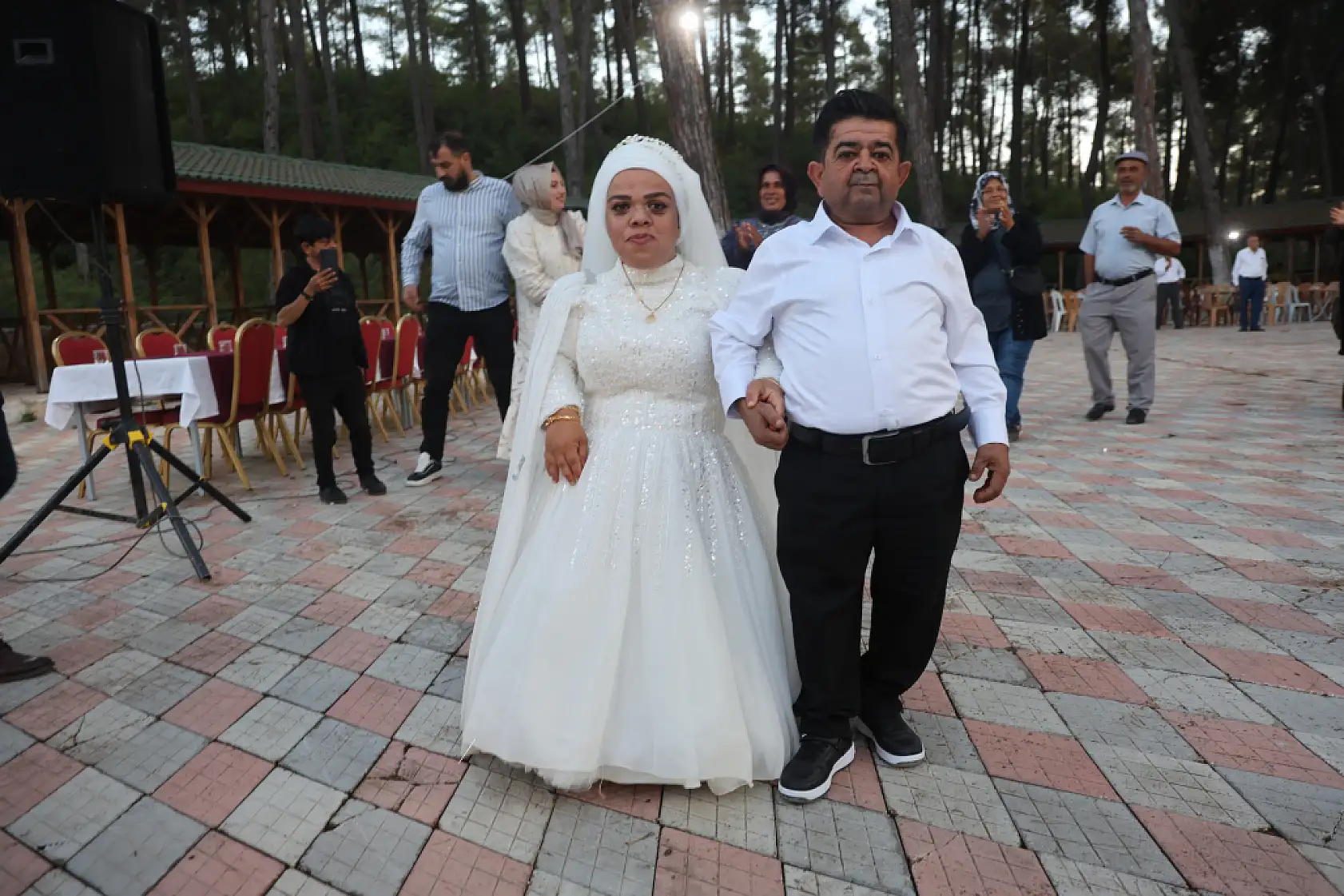 Cüce çift yarım kalan aşklarında 21 yıl sonra mutlu sona ulaştı