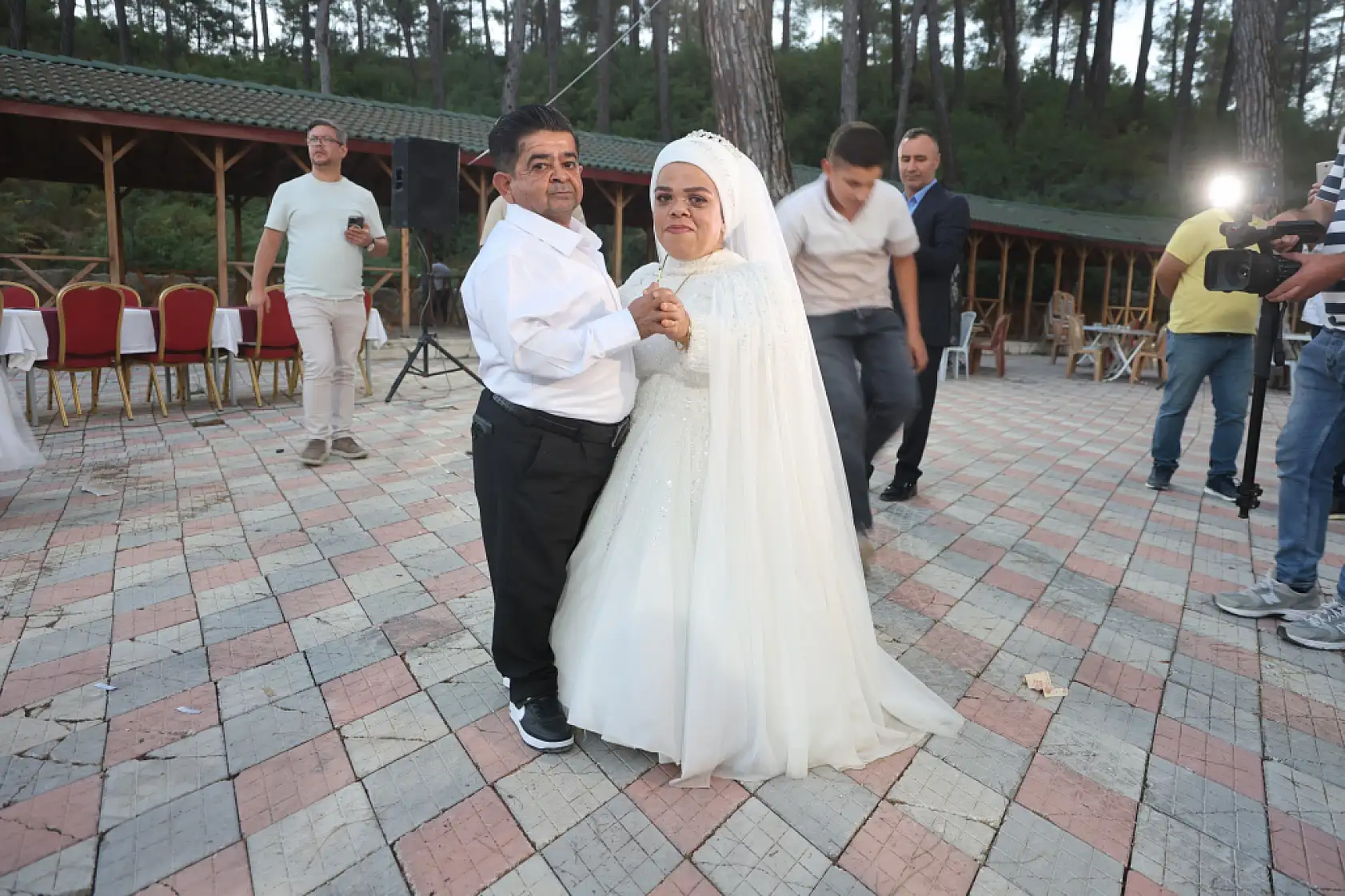 Cüce çift yarım kalan aşklarında 21 yıl sonra mutlu sona ulaştı