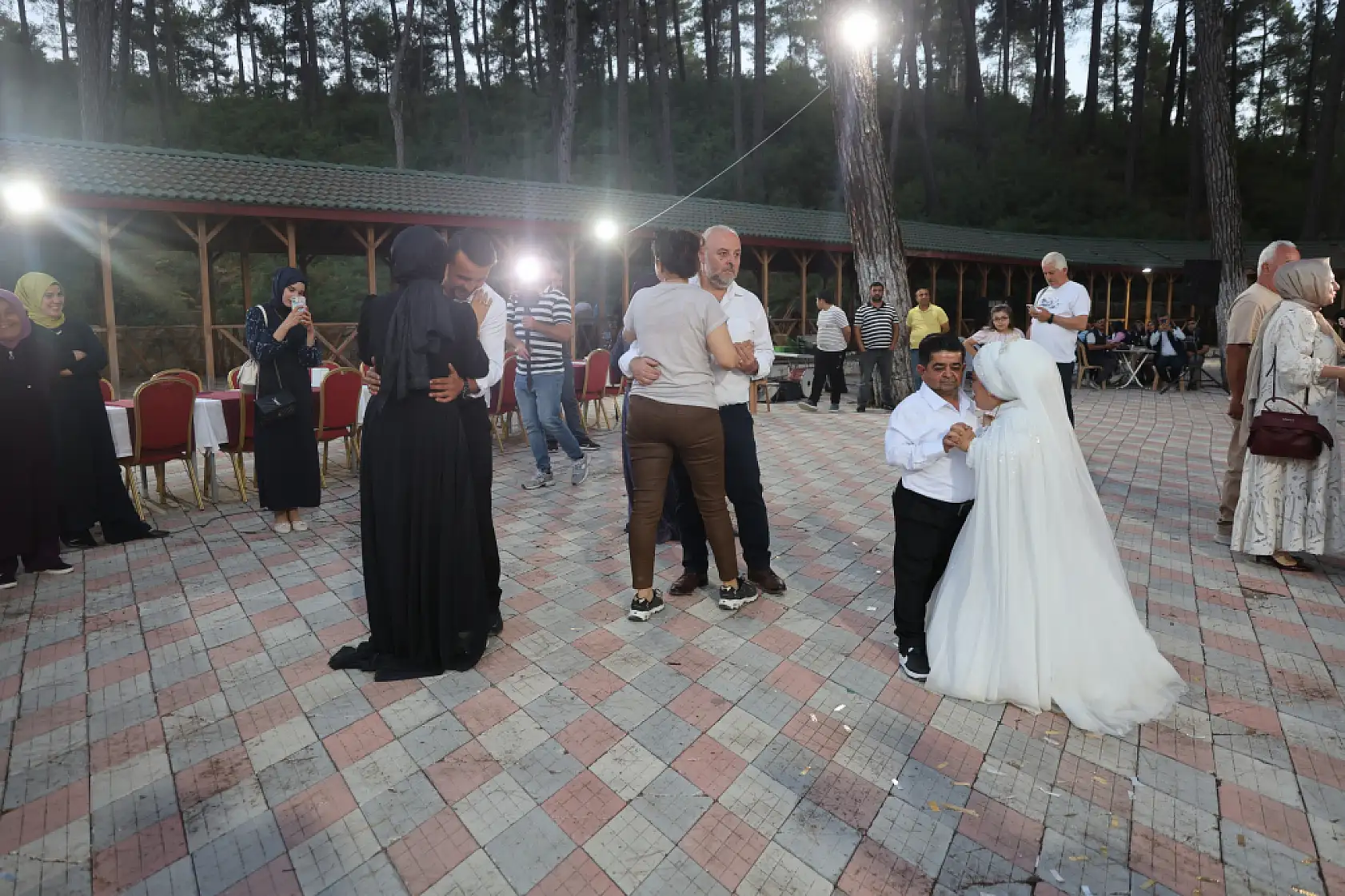 Cüce çift yarım kalan aşklarında 21 yıl sonra mutlu sona ulaştı