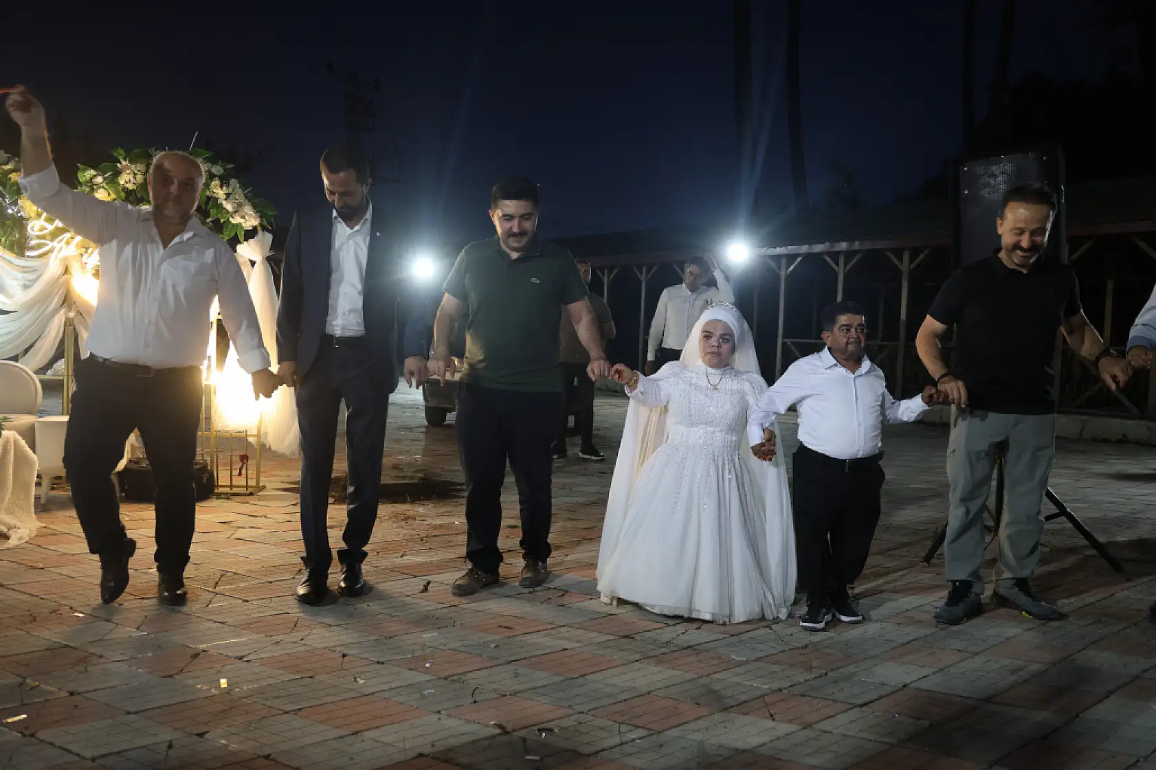 Cüce çift yarım kalan aşklarında 21 yıl sonra mutlu sona ulaştı