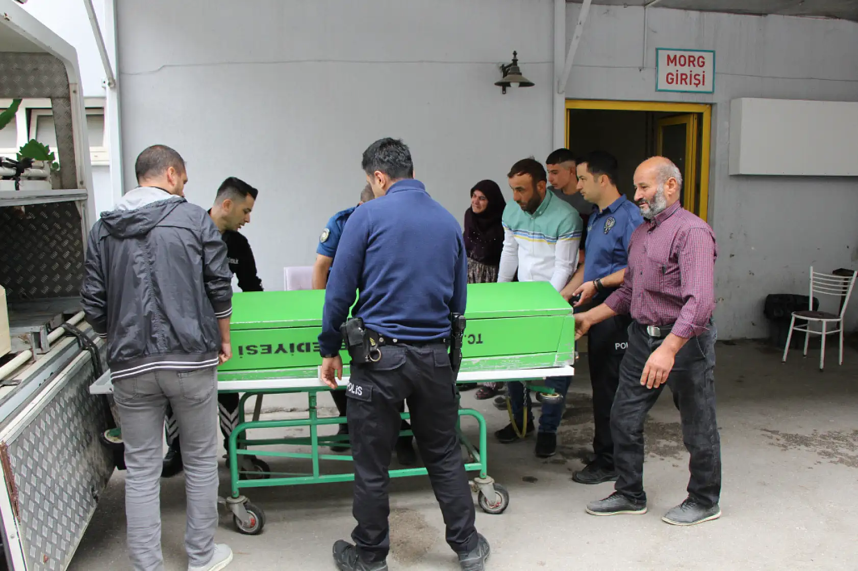 Cezaevinden çıkan adam tartıştığı eşini vurup intihar etti