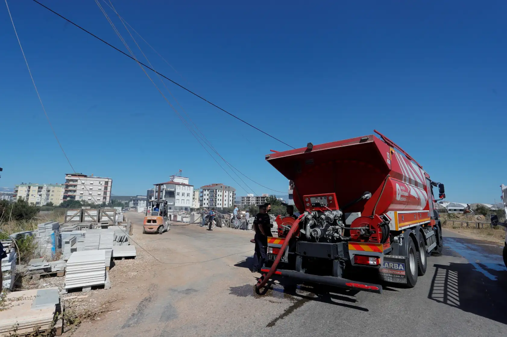 Köpeğe çarpmamak için elektrik direğine vurdu, kopan teller yangın çıkardı