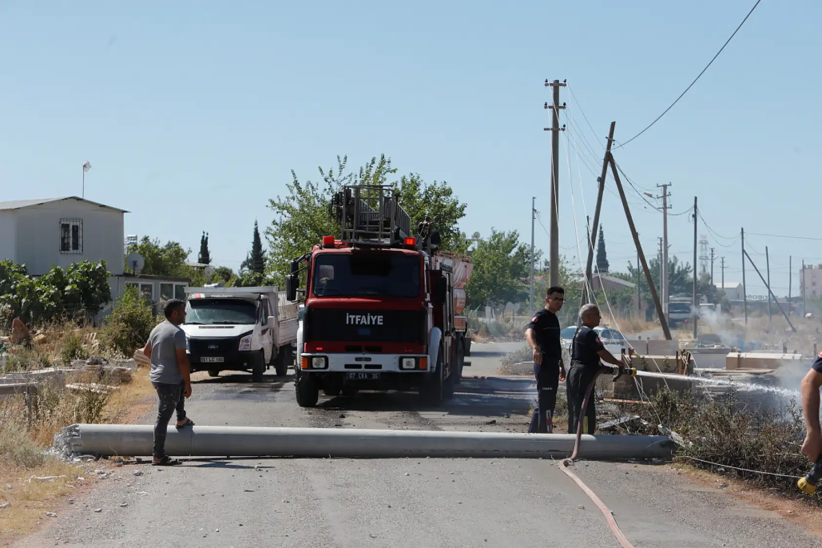 Köpeğe çarpmamak için elektrik direğine vurdu, kopan teller yangın çıkardı